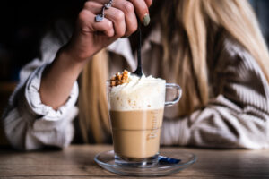 Qué mejor que preparar tu bebida favorita de la cafetería de la sirena, pero con un toque que beneficiará a tu cuerpo, un caramel macchiato con colágeno.