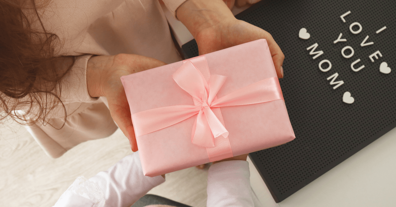 Ideas para regalar a mamá que sí suman a su bienestar